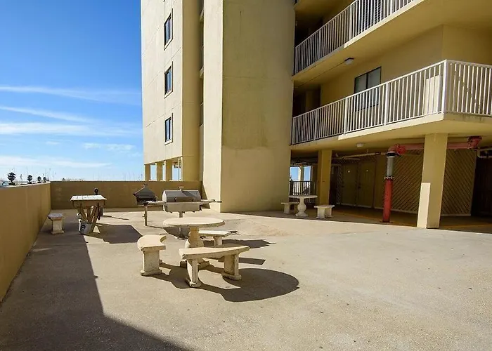 Hotel Whaler 3b